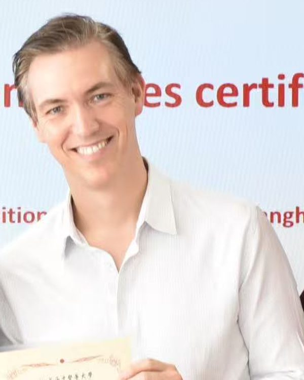 Le Dr Alexandre Fleury tenant son certificat à l'Université de médecine traditionnelle chinoise de Shanghai