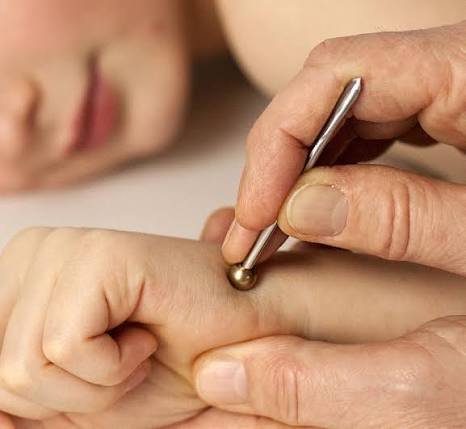 Traitement doux par acupression sur le poignet d'un enfant